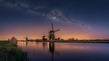 обоя разное, мельницы, нидерланды, ночь, небо, звезды, млечный, путь, ветряные, канал, река, вода, млечный путь, ветряные мельницы