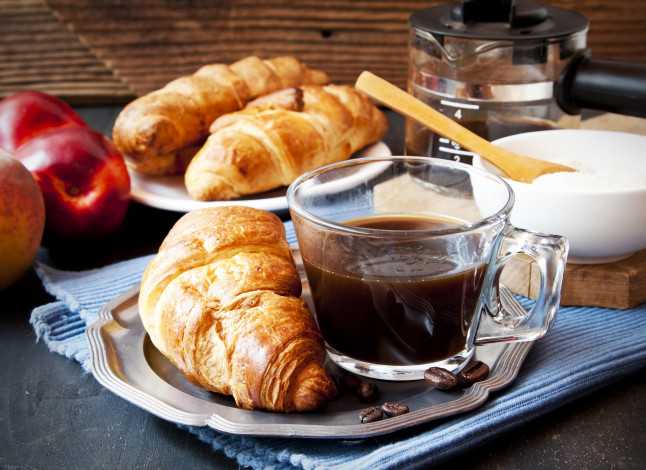 Обои картинки фото еда, кофе,  кофейные зёрна, cup, coffee, croissant, breakfast, круассаны, завтрак, сливки
