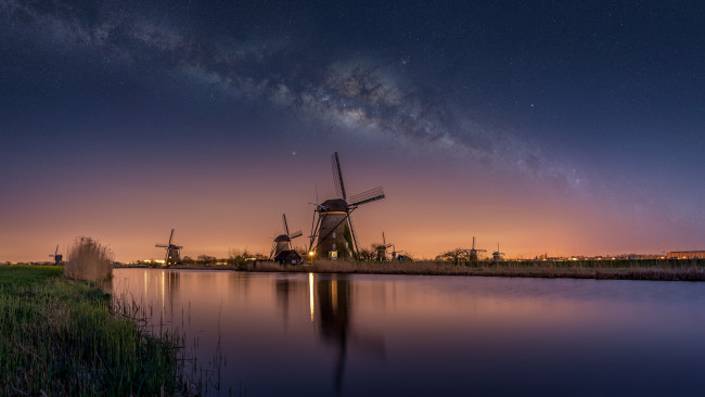 Обои картинки фото разное, мельницы, нидерланды, ночь, небо, звезды, млечный, путь, ветряные, канал, река, вода, млечный путь, ветряные мельницы