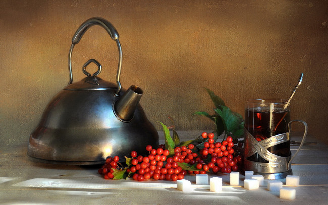 Обои картинки фото еда, напитки,  Чай, осень, фон, чай, ягоды, натюрморт, напиток, композиция, калина