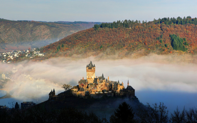 Обои картинки фото города, замки германии, замок, горы, reichsburg, cochem, туман, река, вид, сверху, германия