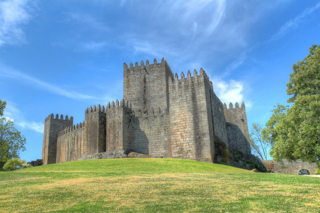 Обои картинки фото castelo of guimar&, 227, es,  portugal, города, - дворцы,  замки,  крепости, замок, холм