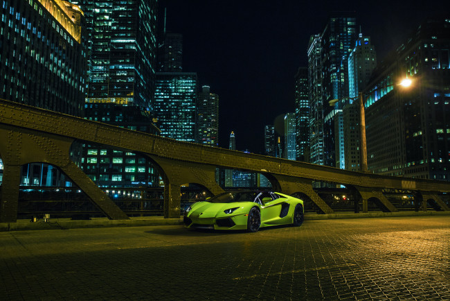 Обои картинки фото автомобили, lamborghini, nigth, chicago, downtown, city, supercar, green, front, roadster, lp700-4, aventador