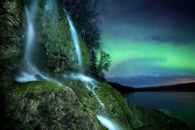 Обои картинки фото природа, водопады, звезды, небо, ночь, северное, сияние, водопад, скала, река, деревья