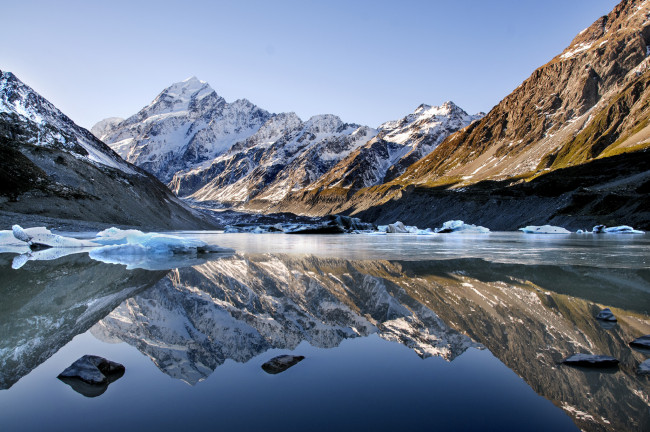 Обои картинки фото природа, реки, озера, небо, озеро, льдина, отражение, снег, горы