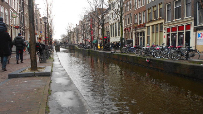 Обои картинки фото города, амстердам , нидерланды, мост, набережная, канал, велосипеды