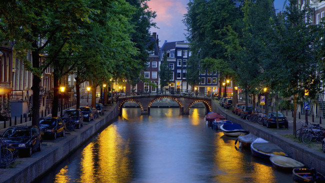 Обои картинки фото города, амстердам , нидерланды, вечер, лодки, мост, канал