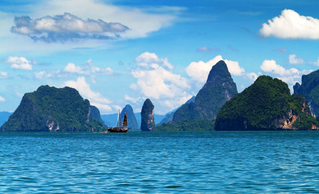 Обои картинки фото панг нга бэй,  таиланд, природа, тропики, облака, корабль, скалы, море