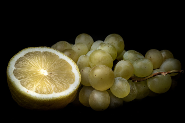 Обои картинки фото еда, фрукты,  ягоды, виноград, лимон