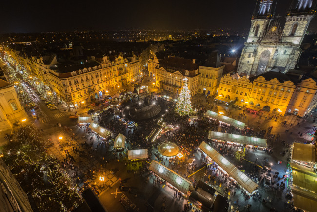 Обои картинки фото old town square - prague, города, прага , Чехия, огни, ночь