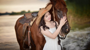 Картинка девушки -unsort+ азиатки озеро седло шляпа улыбка азиатка лошадь