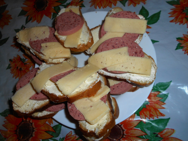 Обои картинки фото еда, бутерброды,  гамбургеры,  канапе, колбаса, хлеб, сыр