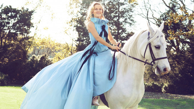 Обои картинки фото девушки, reese witherspoon, верхом, платье, улыбка, блондинка, актриса, лошадь