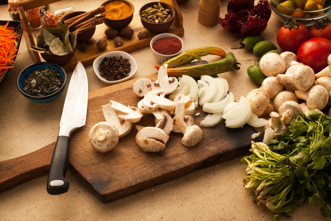 Обои картинки фото еда, разное, нож, помидоры, грибы, специи