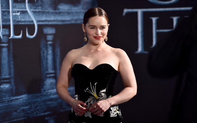 Обои картинки фото девушки, emilia clarke, улыбка