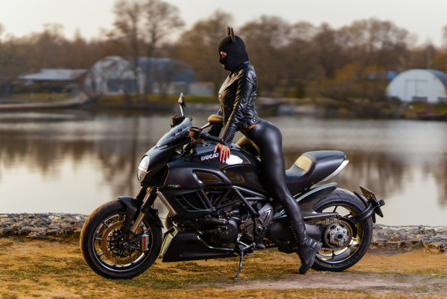 Обои картинки фото девушка и ducati diavel, мотоциклы, мото с девушкой, глядя, в, сторону, озеро, деревья, ducati, diavel, черная, одежда, кожаные, куртки, леггинсы, маска, девушка, женщины, с, мотоциклами