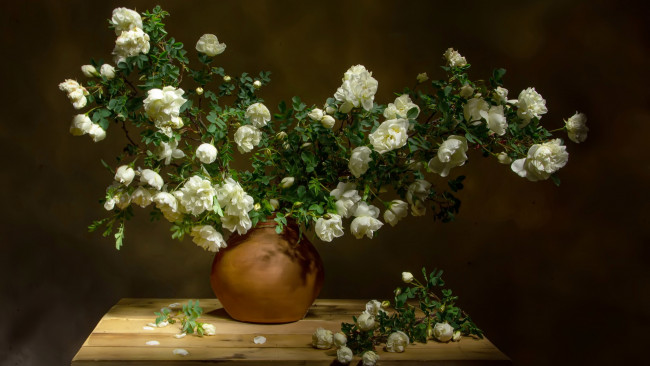 Обои картинки фото цветы, розы, ваза, белые, букет