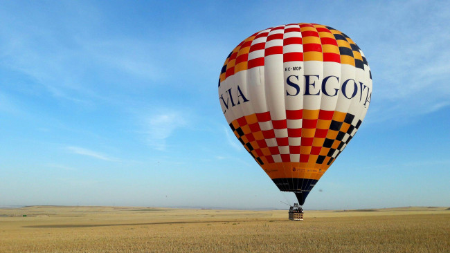 Обои картинки фото авиация, воздушные шары дирижабли, поле, воздушный, шар, взлет