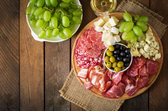 обоя еда, разное, виноград, сыр, оливки, маслины, ветчина, колбаса