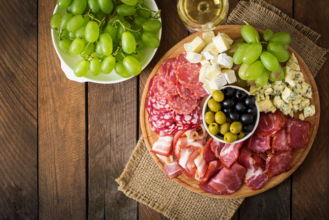Обои картинки фото еда, разное, виноград, сыр, оливки, маслины, ветчина, колбаса