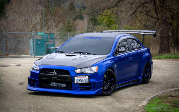 обоя mitsubishi lancer evolution, автомобили, mitsubishi, синий, площадка, лес