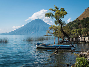 обоя lake, atitlan, guatemala, природа, реки, озера, озеро, атитлан, вулкан, гватемала, лодка, дерево