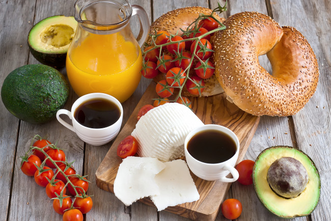 Обои картинки фото еда, разное, завтрак, сыр, сок, кофе, выпечка, помидоры