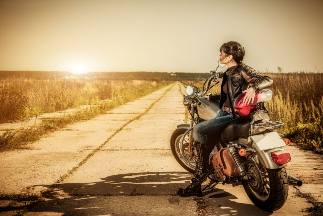 Обои картинки фото мотоциклы, мото с девушкой, байкер, девушка, ботинки, дорога, мотоцикл