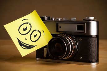 Картинка бренды -+другое камера фотоаппарат рожица бумажка