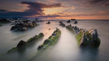 Картинка природа побережье испания баррика лето вечер закат небо облака пляж скалы камни выдержка