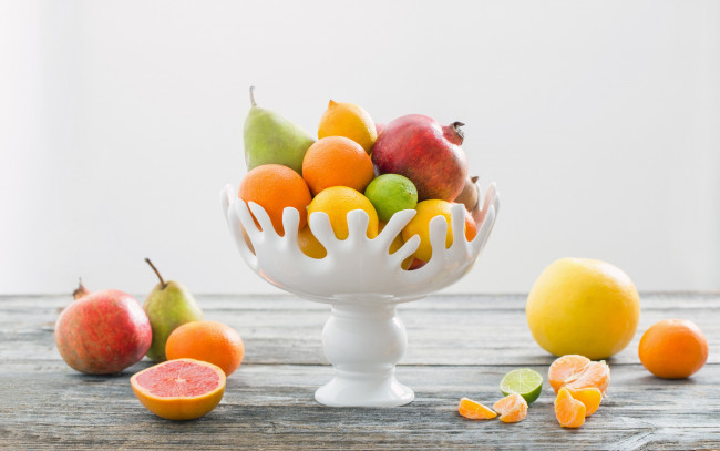 Обои картинки фото еда, фрукты,  ягоды, berries, апельсины, ваза, fresh, fruits