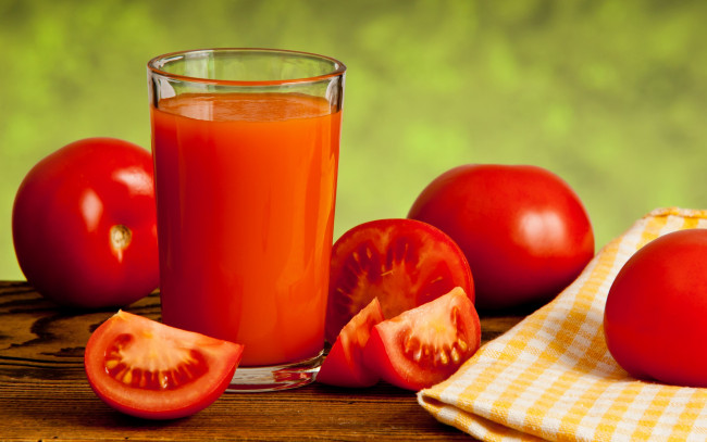 Обои картинки фото еда, напитки,  сок, салфетка, овощи, красные, томаты, помидоры, томатный, сок, стакан
