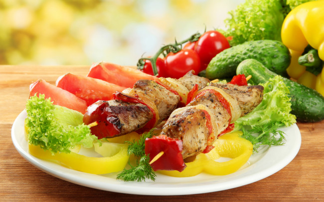 Обои картинки фото еда, шашлык,  барбекю, зелень, перец, помидоры, овощи, мясо, vegetables, tomato, pepper, meat
