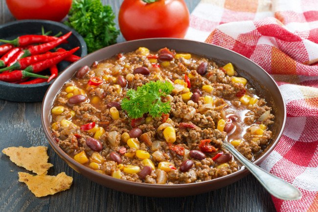 Обои картинки фото еда, мясные блюда, чили, кон, карне, кукуруза, фасоль, мясо, перец, помидор, петрушка, блюдо, мексиканский