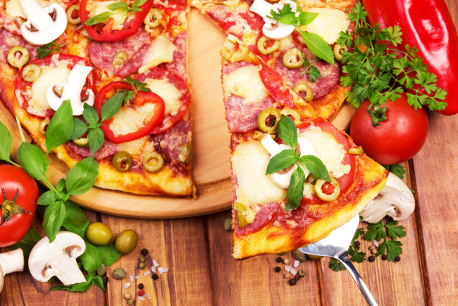 Обои картинки фото еда, пицца, перец, грибы, оливки, spices, cheese, специи, колбаса, сыр, tomato, sausage, помидор, pizza, pepper
