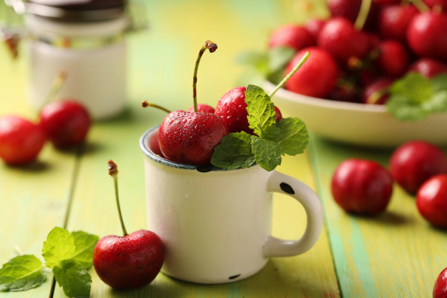 Обои картинки фото еда, вишня,  черешня, мята, красные, капли, ягоды, вишни, кружка