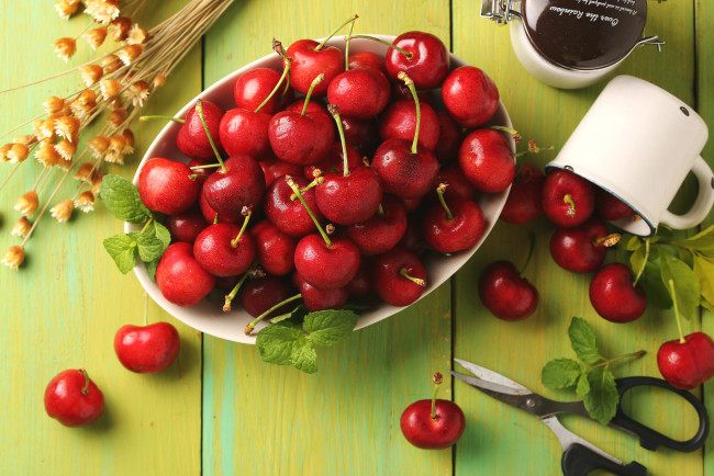 Обои картинки фото еда, вишня,  черешня, вишни, ягоды, кружка, красный, мята, ножницы