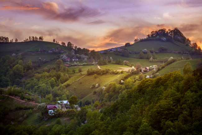 Обои картинки фото природа, горы, деревня, холмы, облака, румыния, утро, небо, весна
