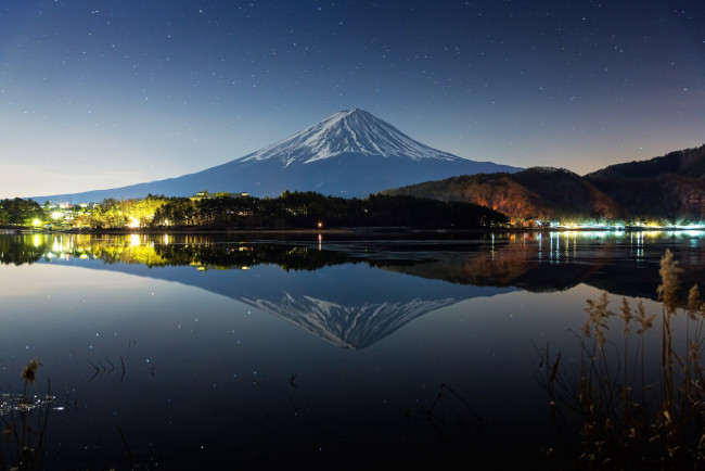 Обои картинки фото природа, реки, озера, Япония, стратовулкан, гора, фудзияма, ночь, зима, река, озеро, отражения