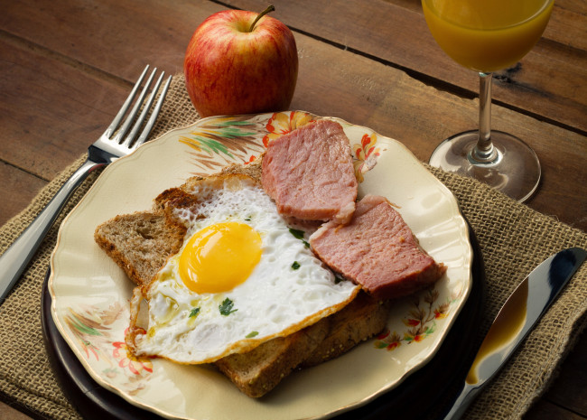 Обои картинки фото еда, Яичные блюда, хлеб, яичница, яйцо, бокал, мясо, ветчина, яблоко, вилка, нож, сок