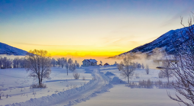 Обои картинки фото природа, зима, горы, закат, снег, дорога, норвегия, лофотенские, острова, деревья, дом