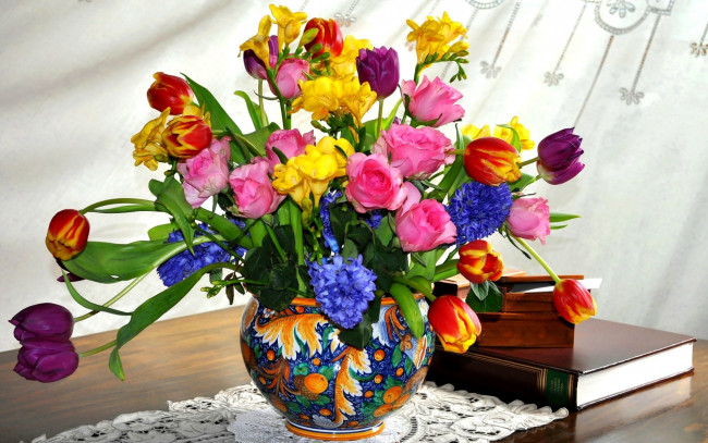 Обои картинки фото цветы, букеты,  композиции, тюльпаны, фрезии, розы, гиацинты