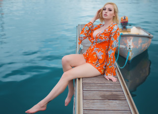 Картинка девушки -unsort+ блондинки +светловолосые лодка халат блондинка босиком декольте причал татуировка модель kayla+erin