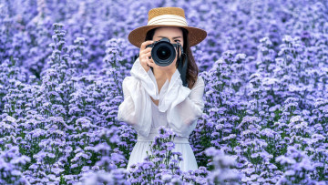 Картинка девушки -+азиатки азиатка фотокамера шляпа цветы