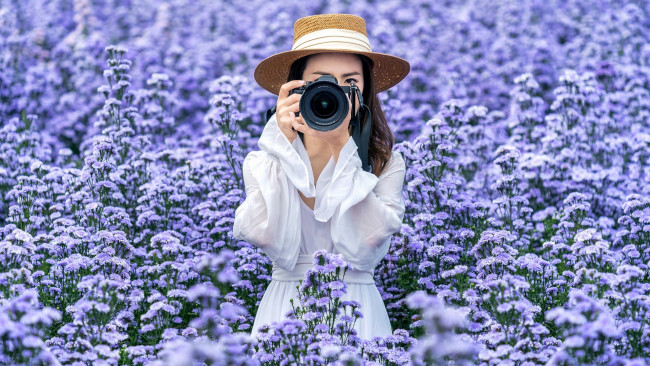 Обои картинки фото девушки, - азиатки, азиатка, фотокамера, шляпа, цветы