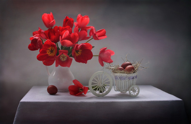 Обои картинки фото праздничные, пасха, ваза, тюльпаны, крашенки