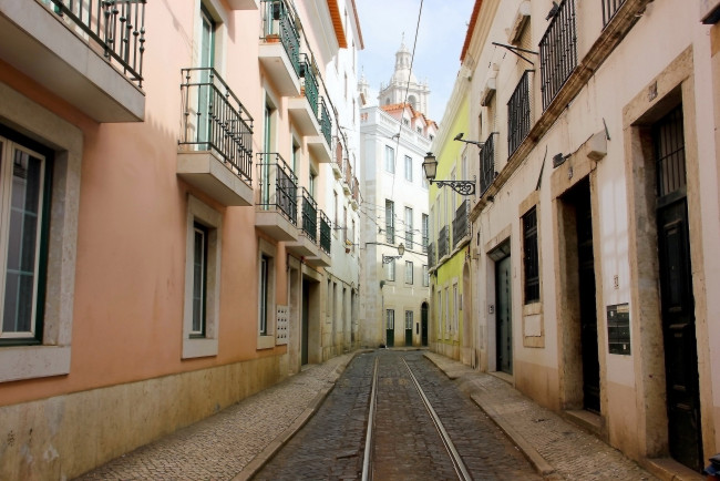 Обои картинки фото города, лиссабон , португалия, узкая, улочка