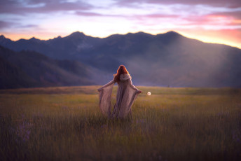 Картинка девушки -+рыжеволосые+и+разноцветные девушка поле горы закат рыжая со спины