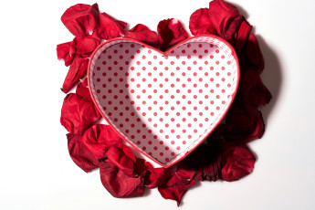 обоя праздничные, день святого валентина,  сердечки,  любовь, коробка, сердечко, лепестки
