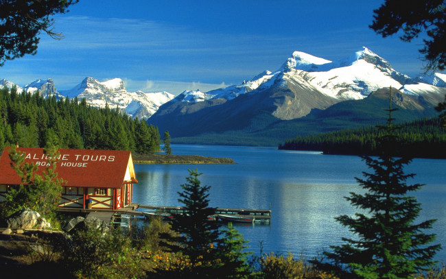 Обои картинки фото boat, house, am, maligne, lake, jasper, np, ca, природа, реки, озера